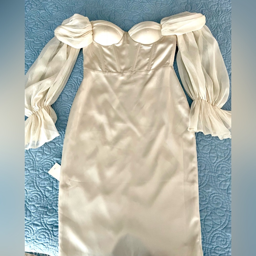 Miss Circle off white dress. Size Medium. NWT